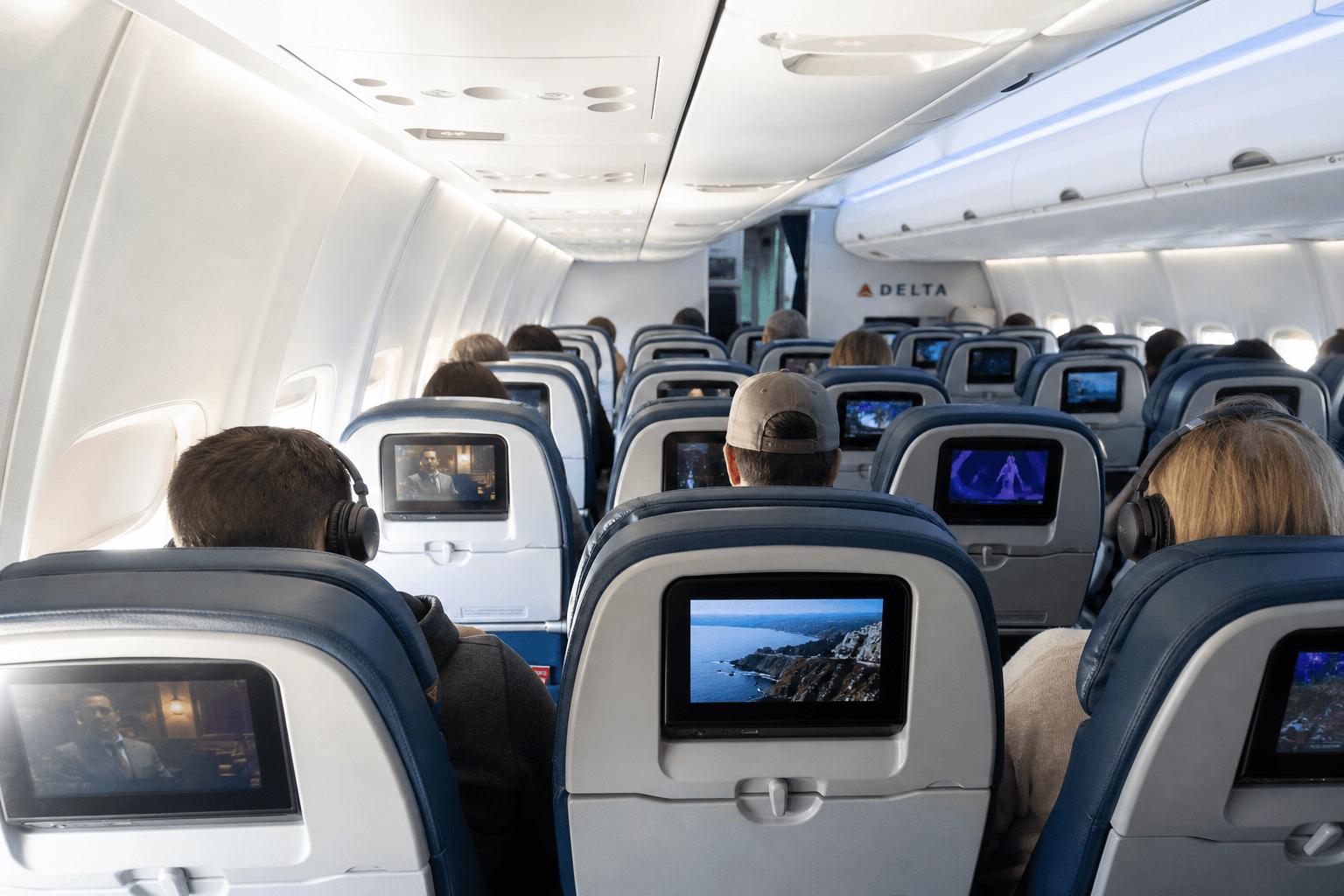 A Whole New Way To Be Awful At 30,000 Feet As Passenger’s Clever Hack Ruins Neighbor’s Flight Experience