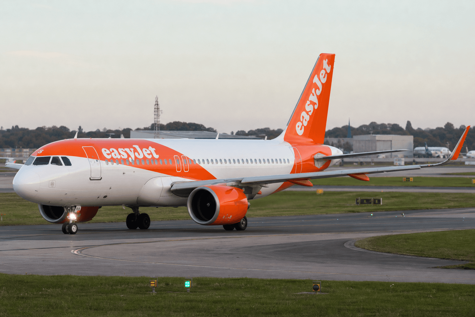 Apollo and Castlelake Duel to Take easyJet Private in Multi-Billion Pound Bids