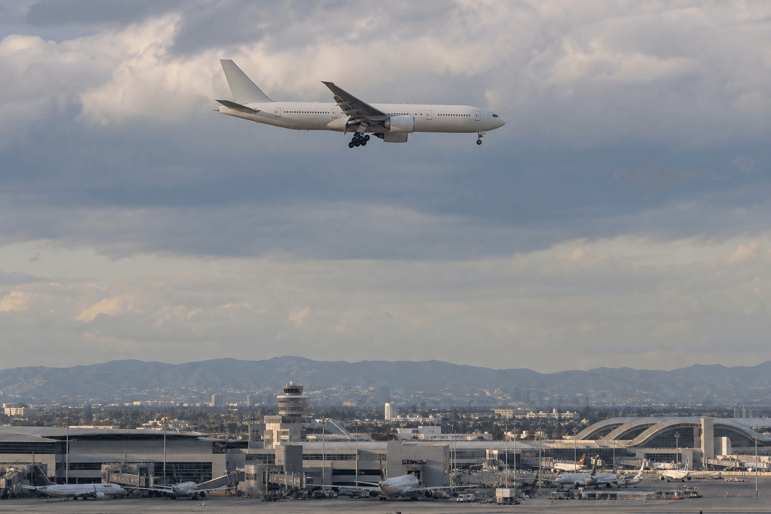 Why A Commercial Flight Sometimes Orbits The Same Point For Over An Hour Before Landing