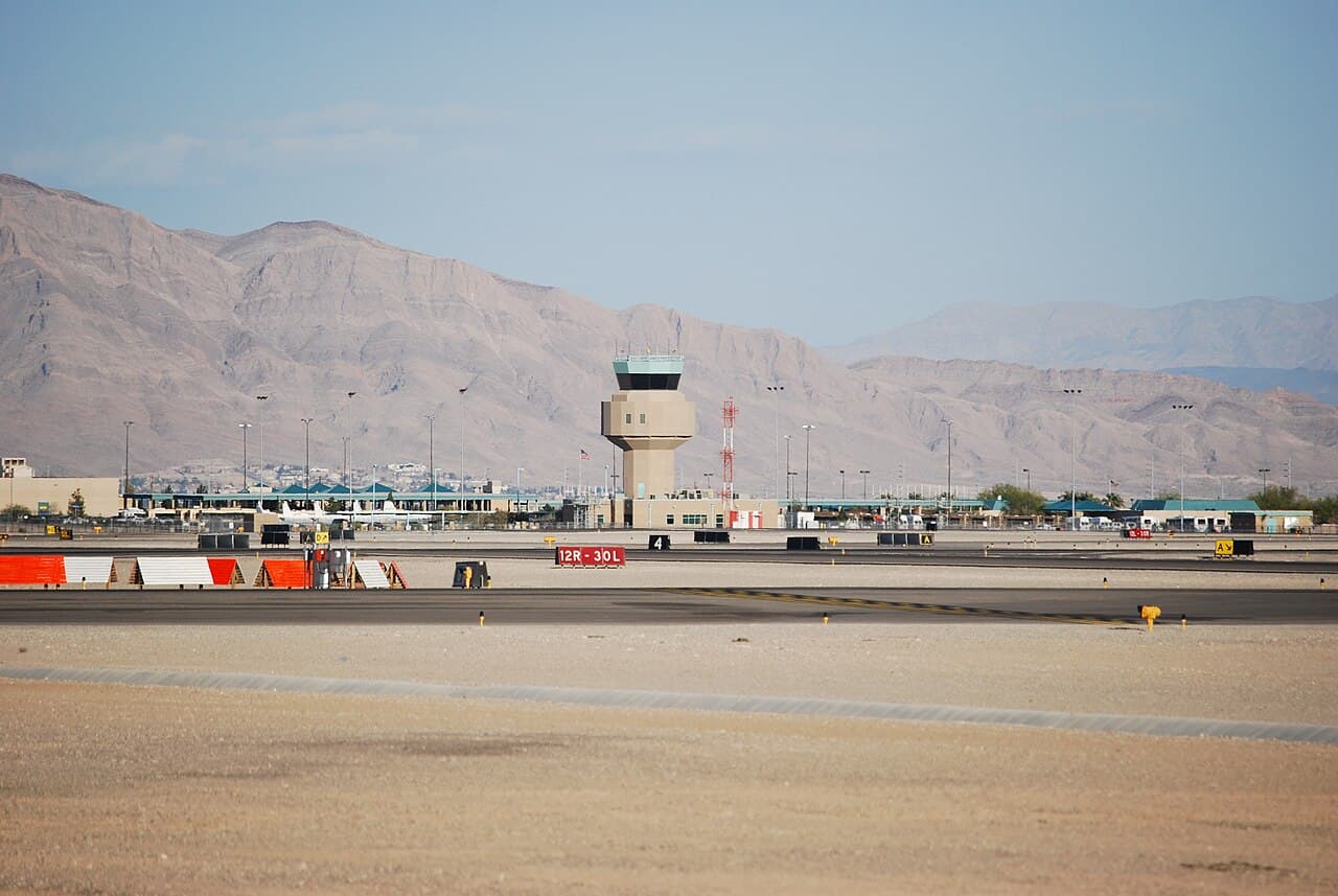 Huh: ICE Agents Handcuff Man At Las Vegas Airport, Then Run Off Mid-Arrest