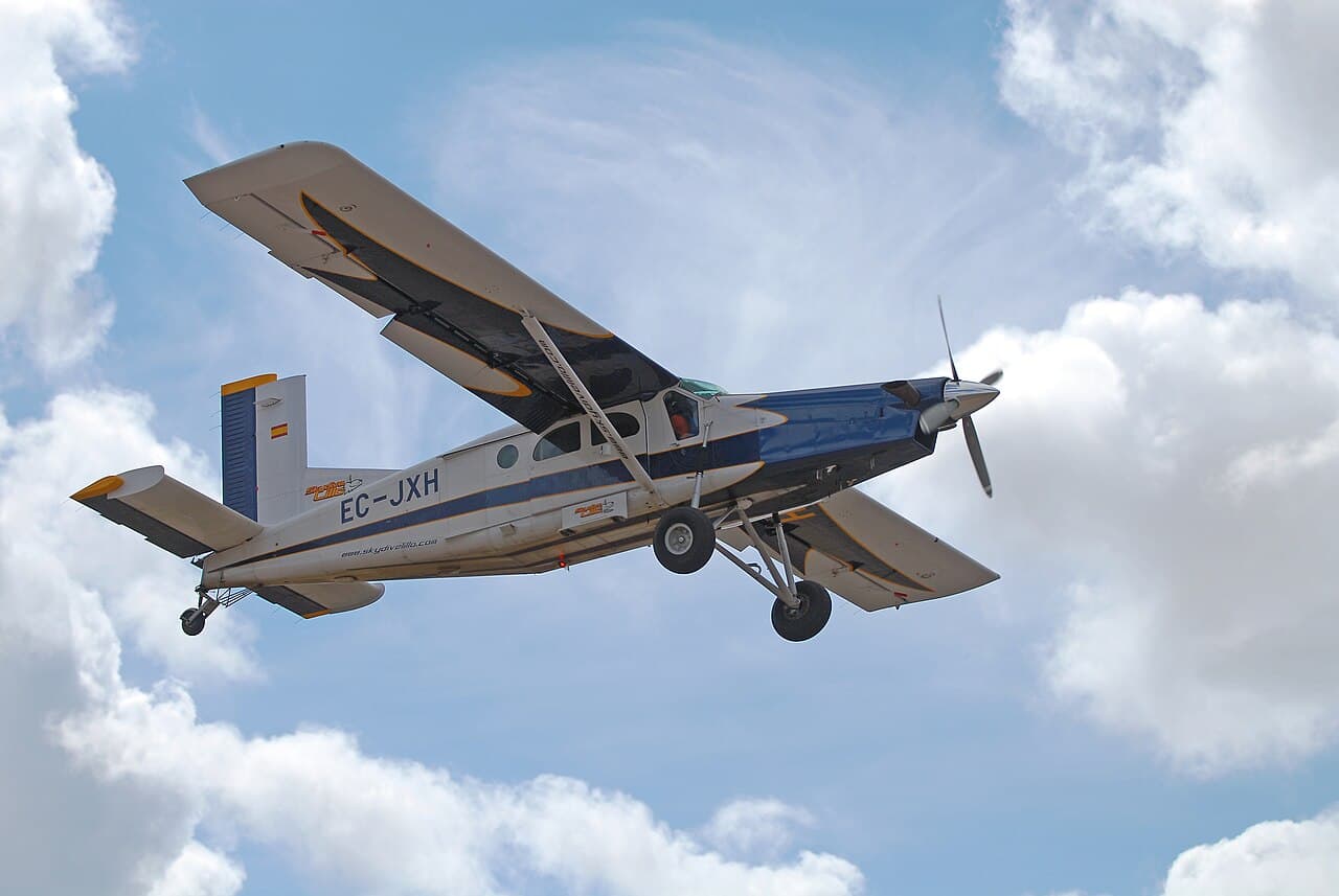 Pilatus PC-6 aircraft during take-off with smoke near the cabin
